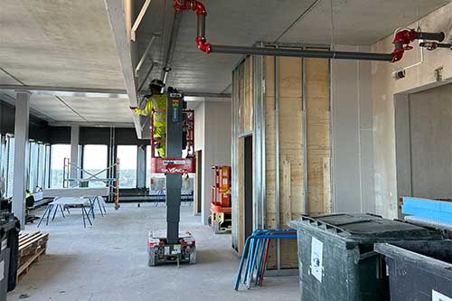 Stålpelare på byggarbetsplats