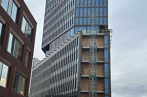 Stålpelare på byggarbetsplats