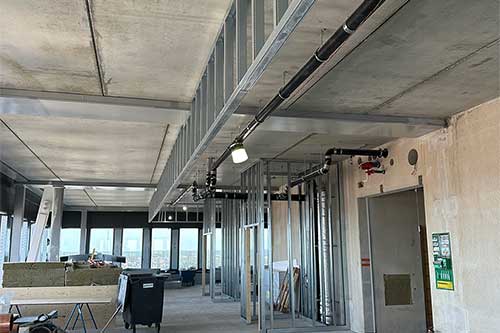 Stålpelare på byggarbetsplats