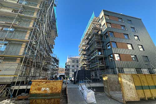 Stålpelare på byggarbetsplats