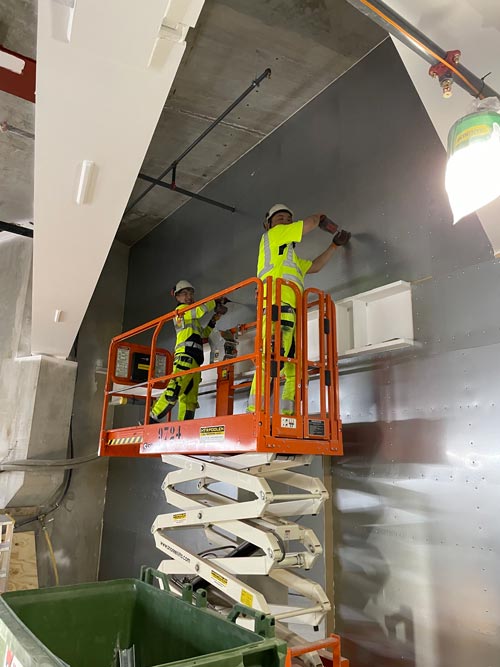 Kollegor på en kran