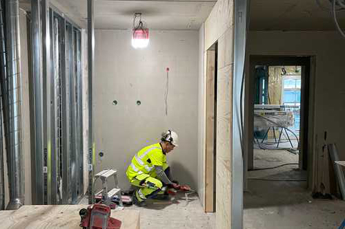 Man på byggarbetsplats