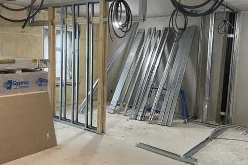 Stålpelare på byggarbetsplats